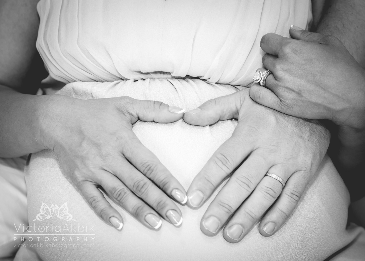 Home Maternity Shoot | Abu Dhabi Lifestyle Family Photography » Victoria Akbik Photography
